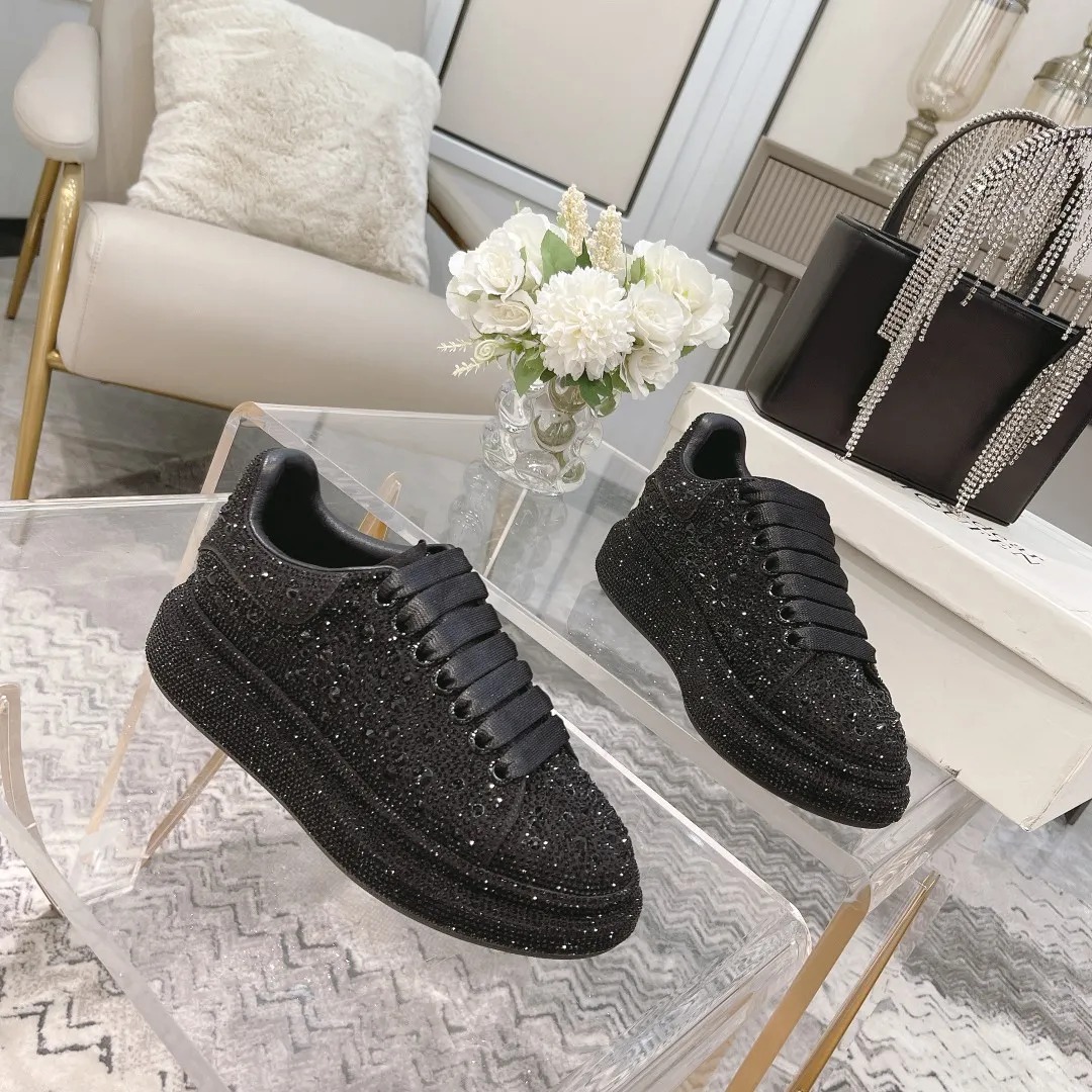 👟👟Ex-factory price 560👟👟 Men's size +10 2025SS McQueen crystal inlaid large and small diamond casual shoes counter original 1:1 production Fabric: imported silk velvet + imported Czech diamonds Lining: sheepskin lining Code number: 35-41 Male 39/44